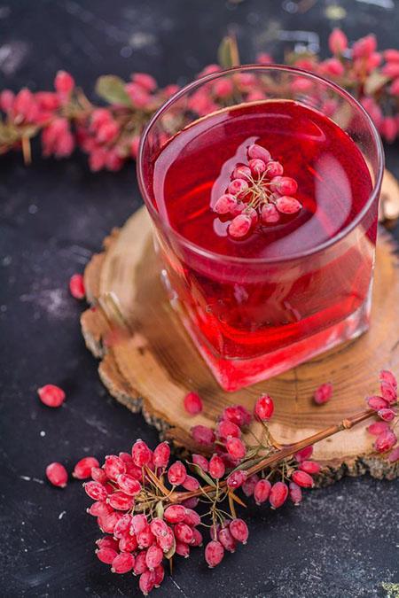 غذای سنتی ایرانی تهیه شده با زرشک، نمونه ای از کاربردهای خوراکی این محصول